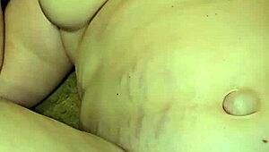 Vrei foot fuck țâțe mari milfă grasă cât geme după mai mult?