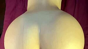 Толстожопая телка скачет ковбойшей, нагибается догги, раздвигает в домашнем POV