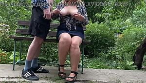 Ihre schlaffen natürlichen MILF-Titten triefen von meinem heißen Sperma nach Outdoor-Handjob