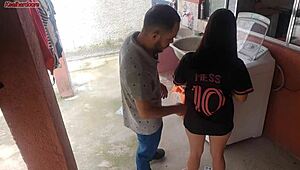 ei dona de casa, seu marido saiu e você tá pagando o técnico com essa bunda gostosa enquanto geme alto?