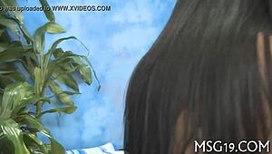 sua mãozinha gostosa massageando meu pau até eu gozar na bucetinha apertada dela