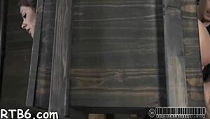 Elle plonge dans le femdom sadomaso avec fouets et chaînes