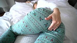 Stiefbro glijdt stiefzus droom in en spuit haar strakke kut vol