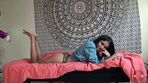 she's givin me wrinkled filipina footjob toes while scrollin her phone fetish fun