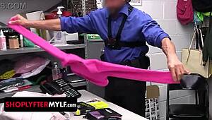 معلمة يوغا يائسة متلبسة سرقة تنحني تتناك من صاحب المتجر