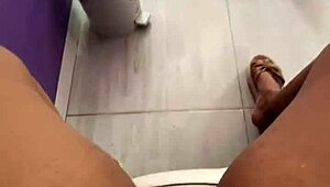 follando mi coño jugoso en público toilet clientes viendo mis labios hinchados.