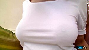 熟女がゆっくりの脱ぎで巨乳焦らし
