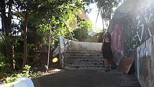 redhead slut jerks off in park then blows for facial... ruiva puta gozando no meio do parque 😈💦