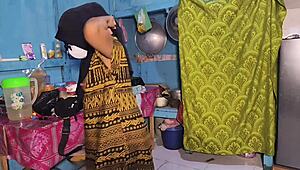 Housewife fingers pussy so good in the kitchen colmek bliss