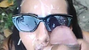 Hot latina kone suger mand på offentlig strand og får facial fra fremmed