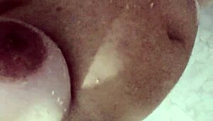 quero sua porra quente escorrendo nos meus peitos enquanto fodo com dildo 😘💦