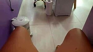 follando mi coño jugoso en público toilet clientes viendo mis labios hinchados.