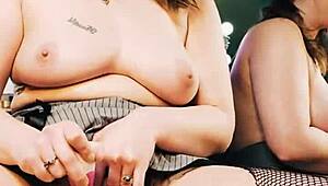 Ihre Finger necken die feuchte MILF-Muschi vor dem geilen Solo-Squirt