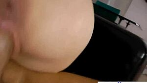 Stary facet wali głęboko w wygoloną cipkę eleganckiej nastolatki 18+ w szpilkach z bliska