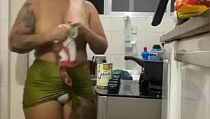 young slut flashes her swollen fat pussy in kitchen mini skirt live show