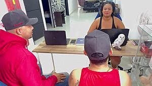 Jefa Cachonda Contrata Trabajadores Para Follárselos Y Acabar Cubriéndolos De Semen