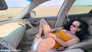 i'm drivin an this barefoot hitchhiker i fist her she squirt pee all over my car damn