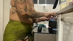 young slut flashes her swollen fat pussy in kitchen mini skirt live show