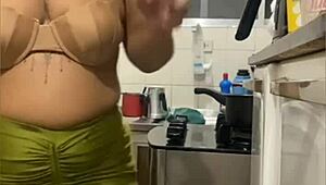 young slut flashes her swollen fat pussy in kitchen mini skirt live show