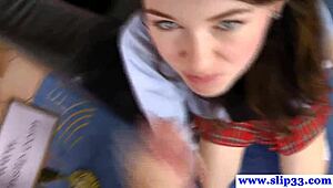 Stary facet wali głęboko w wygoloną cipkę eleganckiej nastolatki 18+ w szpilkach z bliska