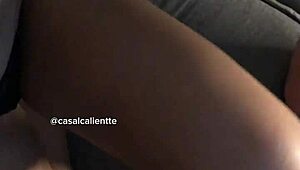 Swingerparty: Ich teile meine nasse Fotze im Glory Hole, blase fetten Schwanz, Mann wichst 😈🍆💦