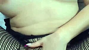 como gime esta tetona con polla gruesa en coño y boca en cuatro