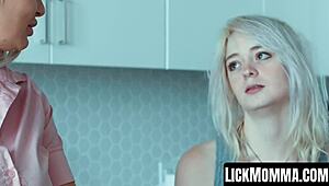 Jeune 18+ Annie Archer et sa belle-mère London River échangent des godes en se baisant comme des folles