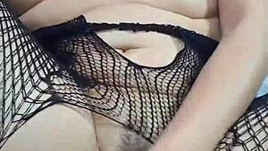 como gime esta tetona con polla gruesa en coño y boca en cuatro