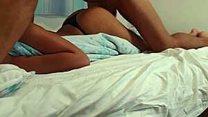 تتظاهر بالنوم وأنا أنيكها كلبي من ورا