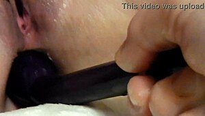 Vibrator im Arsch löst explosive Squirting-Orgasmus aus