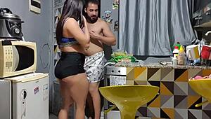 ei vizinho me pegou cozinhando e fodeu na cozinha