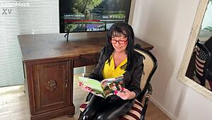 MILF BBW brune secoue ses grosses nichons tombants et chatte poilue mouillée au gode outdoor solo