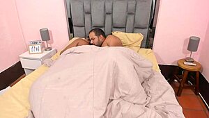 Stiefdochter wakker en hunkert naar stiefpaps dikke pik lepeltje-lepeltje neuk