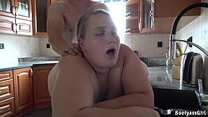 Şişman karı mutfak tezgahında kocanın derin köpek stili darbeleri