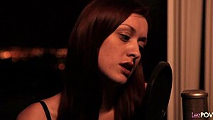 官能レズが狭いベッドでツルマン指舐めキス