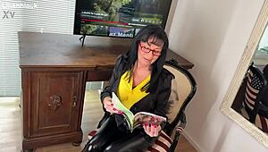 BBW matură brunetă scutură țâțe uriașe lăsate naturale și pizdă păroasă udă cu dildo solo outdoor relaxat