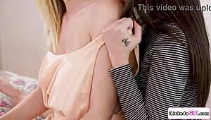 صغيرة مشعرة 18+ تجلس على وجه صديقتها الشقراء تلعق للنشوة 👅💦