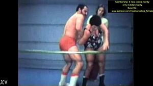 Смешанная голая борьба с жаркими потными захватами тел