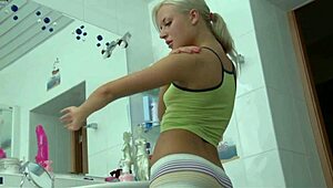 73freakyflames 18+ rasierte Fotze Facial nach Monsterschwanz Deepthroat