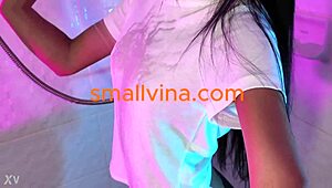 Troietta thai 18+ si strappa i vestiti spogliando corpo petulante!