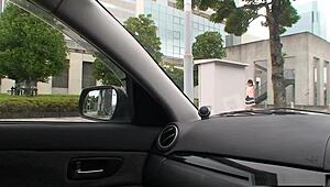 日本18歳娘が蒸し暑いカーライドで道中隠れスリル匂わせ