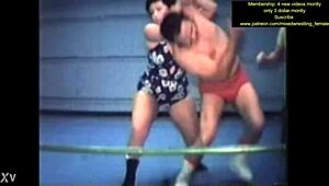 Смешанная голая борьба с жаркими потными захватами тел