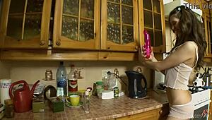 Рогоная 18+ девка Пандора И просто намазывает сочное тело?