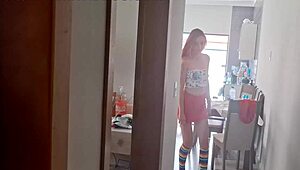 Velho maduro fode novinha de pantyhose no banheiro