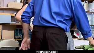 يا شرطي يمسك أخت زوجة أب شقية منحنية على المكتب لعقاب كلبي