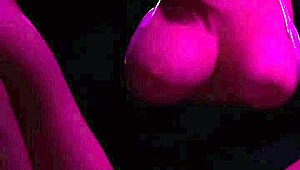 Артемисия любит, как её огромные сиськи вываливаются из микро бикини на улице