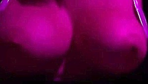 Артемисия любит, как её огромные сиськи вываливаются из микро бикини на улице