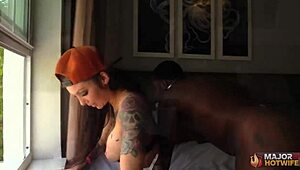 تقدر تتعامل مع نهود ميلف ضخمة وهي تتناك كسها جامد؟