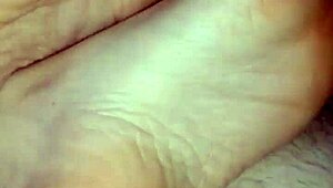 Homemade Barefoot Girlfriend Footjob Ends in Huge Cumshot