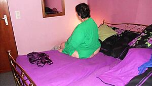 Kåt tysk mormor runkar sin gamla håriga fitta